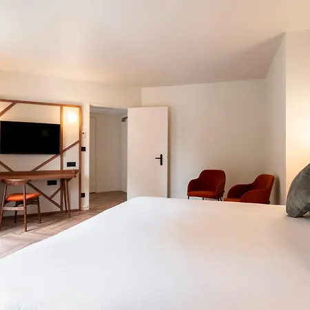 Mercure Centre Champ De Mars 4*