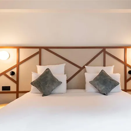 Hotel Mercure Centre Champ De Mars 4*