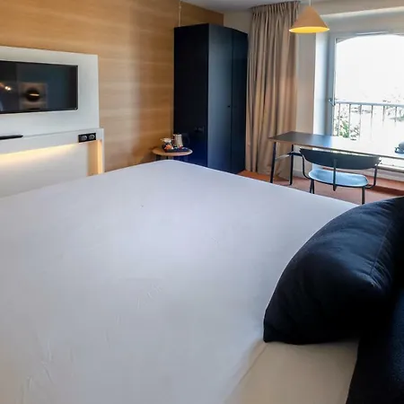 Mercure Centre Champ De Mars מלון 4*